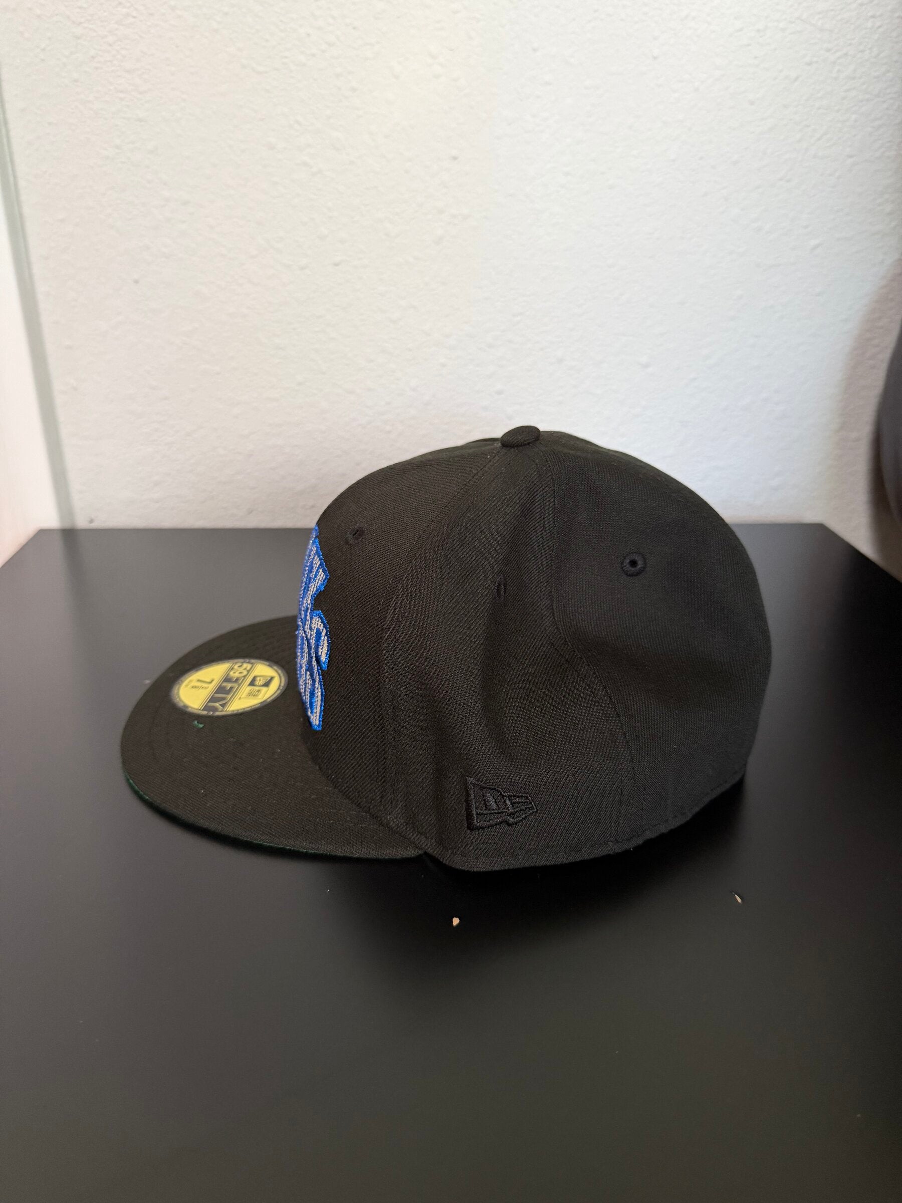 Left panel with black tonal New Era flag