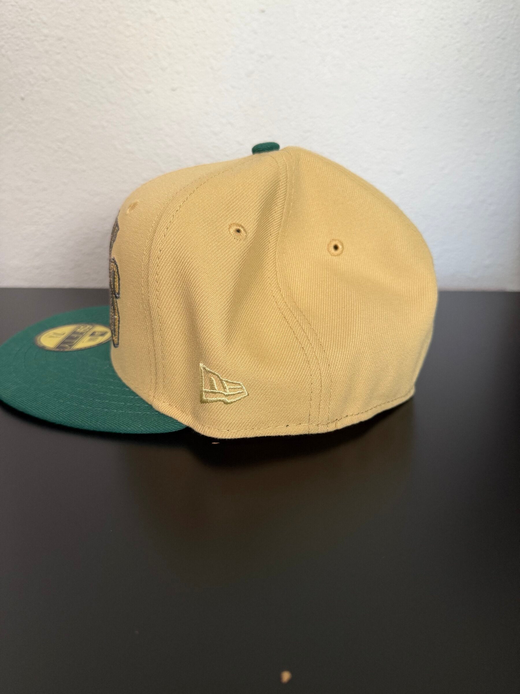 Left panel with Vegas Gold tonal New Era flag